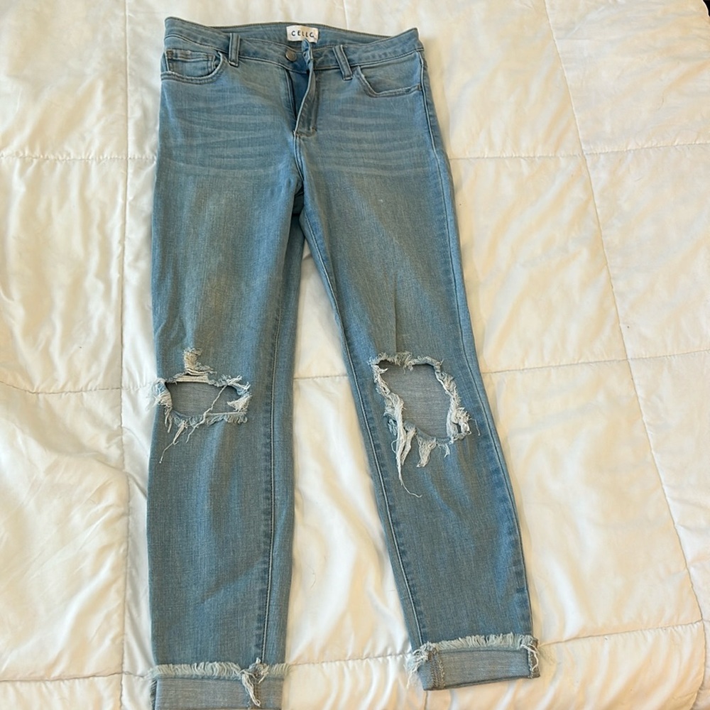 Light blue distressed knee jeans